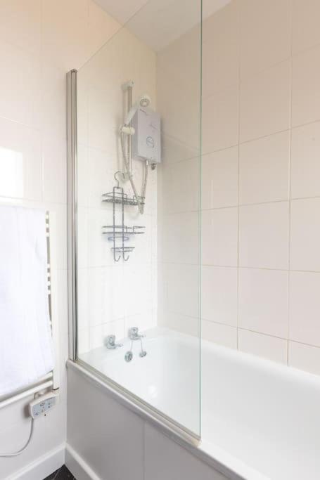 Apartment Large Two Bedroom In Cliftonville *